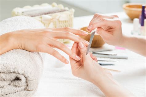 5 Essential Nail Tech Tools For Pros