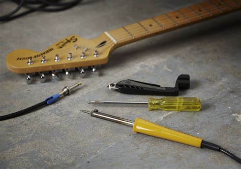 7 Steps To Become A Guitar Tech