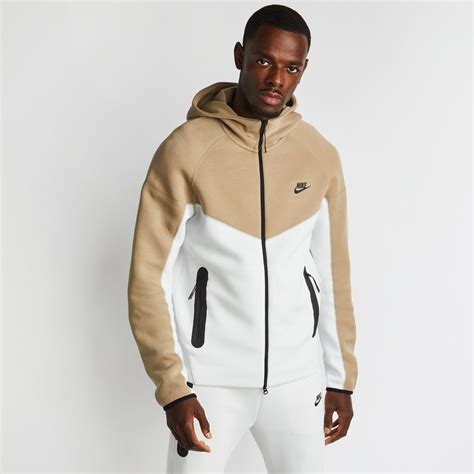 Englands Cozy Chic: Nike Tech Fleece Collection