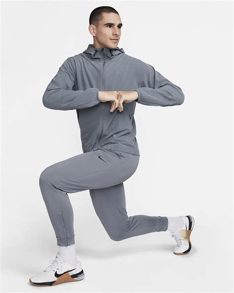 Nike Tech Poncho: Versatile Water-Repellent Fashion Must-Have